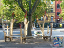Bild: Schulhof Nahaufnahme Bank um einen Baum